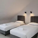 Апартаменты Odrodzenia 11 *